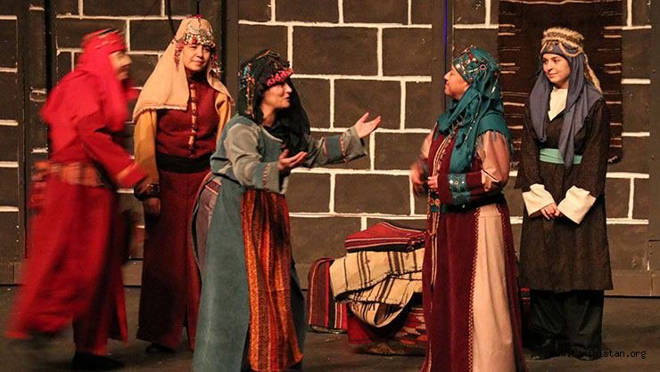 "Anadolu Kadınları Bir Bacıyan-ı Rum Hikayesi" tiyatro oyunu İzmir'de sahnelendi
