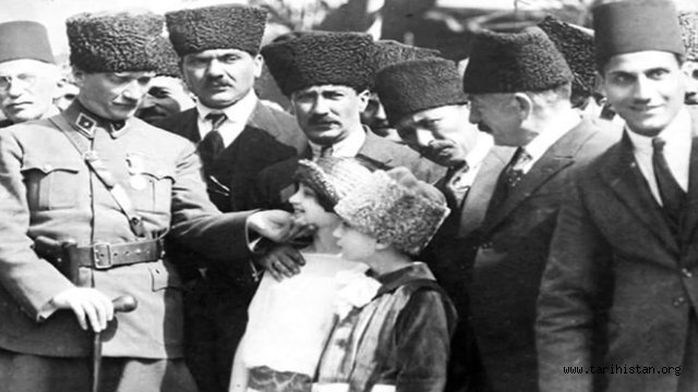 Atatürk'ün çocuklarla fotoğrafları