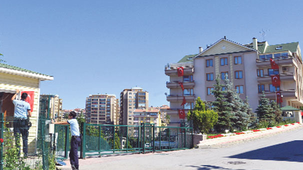 Başbakan'ın apartmanına bayrak