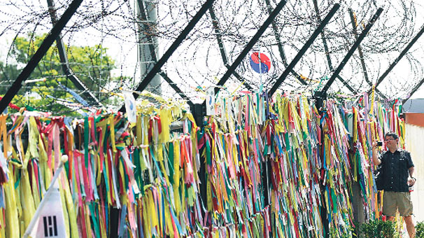 Dikenli tellerde barış dilekleri