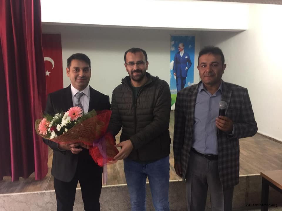 Eğitimci-Yazar-Şair Alper Tunga Kumtepe, Alaşehir Celal Şükrü Sayınsoy öğrencileri ve velileriyle bir araya geldi.