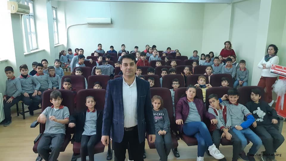 Eğitimci - Yazar - Şair Alper Tunga Kumtepe, Gediz İlkokulu öğrencileriyle bir araya geldi. 
