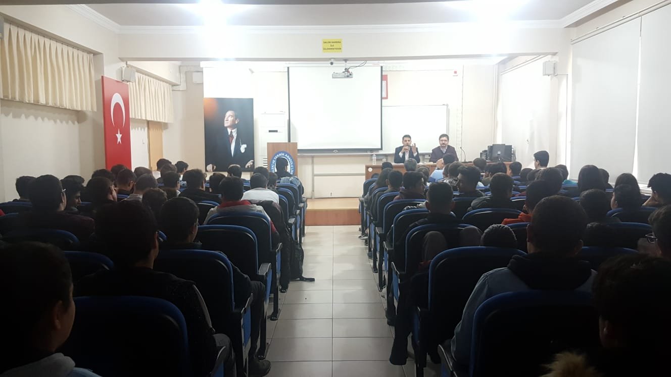 Eğitimci – Yazar - Şair Alper Tunga Kumtepe, Manisa Mesleki ve Teknik Anadolu Lisesi öğrencileriyle bir araya geldi.