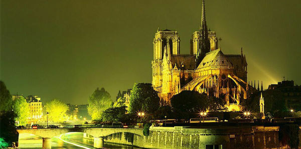 Fransa'nın ünlü tarihçisi, Notre Dame Katedrali'nde intihar etti