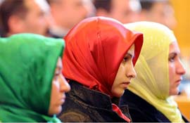 İbadet eden kadınlara saldırı