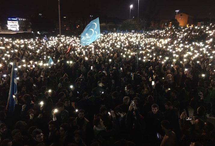 İSTANBUL'DA ÇİN BASKISINA KARŞI HAYKIRDILAR: DOĞU TÜRKİSTAN İÇİN "SESSİZ ÇIĞLIK" EYLEMİ