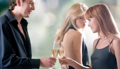 Kadınlar erkeklere değil kadınlara bakıyor