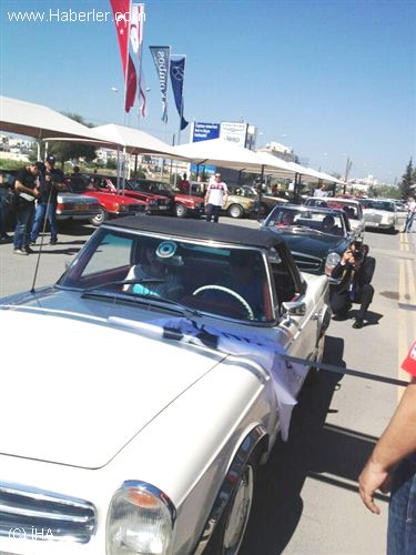 KKTC Cumhurbaşkanı Eroğlu, Klasik Otomobil Ralli Startını Verdi