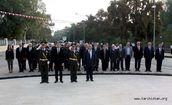 KKTC'nin kuruluş yıldönümü dolayısıyla Lefkoşa Şehitler Anıtı'nda tören düzenlendi