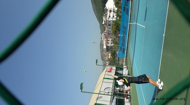 Manisa'da Başarılı Tenis Sporcuları Destek Bekliyor