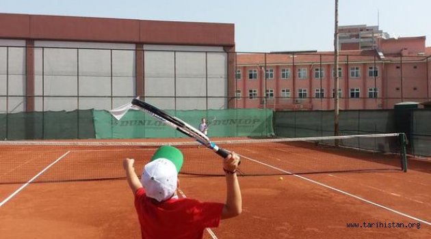 Manisa'da Gençler Tenis Turnuvası Başladı