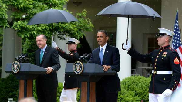 Obama'nın askerlere şemsiye tutturması yasakmış