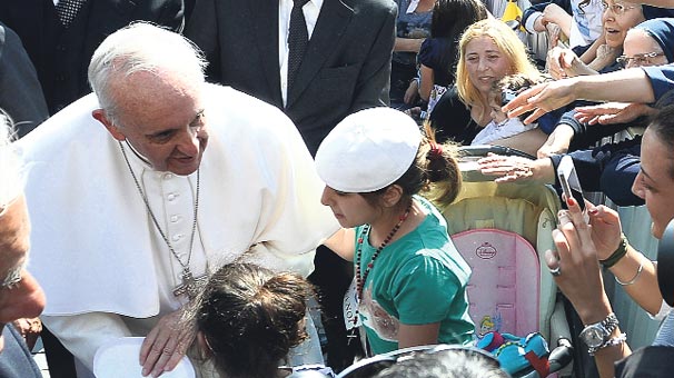 Papa takkeyi kaptırdı