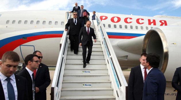 Putin, G-20 İçin Antalya'ya İndi; Ceketini Çıkardı
