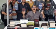 YAZAR NACİ YENGİN FUARDA OKUYUCULARLA BULUŞTU 