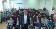 Eğitimci - Yazar - Şair Alper Tunga Kumtepe, Gediz İlkokulu öğrencileriyle bir araya geldi. 