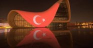 Bakü'deki Haydar Aliyev Merkezinin dış cephesine Türk bayrağı yansıtıldı