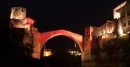 TARİHİ MOSTAR KÖPRÜSÜ, TÜRK BAYRAĞININ RENKLERİNE BÜRÜNDÜ!