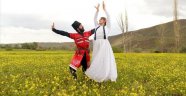 Doğal stüdyoya dönüşen hardal tarlasında Kafkas dansı