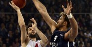 Anadolu Efes CSKA'yı 63-60 skorla devirdi
