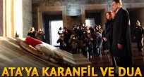 Aziz Sancar, Ata'ya kırmızı karanfil bırakıp dua etti