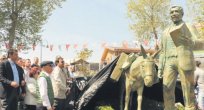'Eşekli Kütüphaneci' Kartal Meydanı'nda