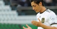 Mesut Özil Manchester United'e doğru