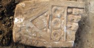 Okul temeli kazısında Roma dönemine ait mezar taşı bulundu 