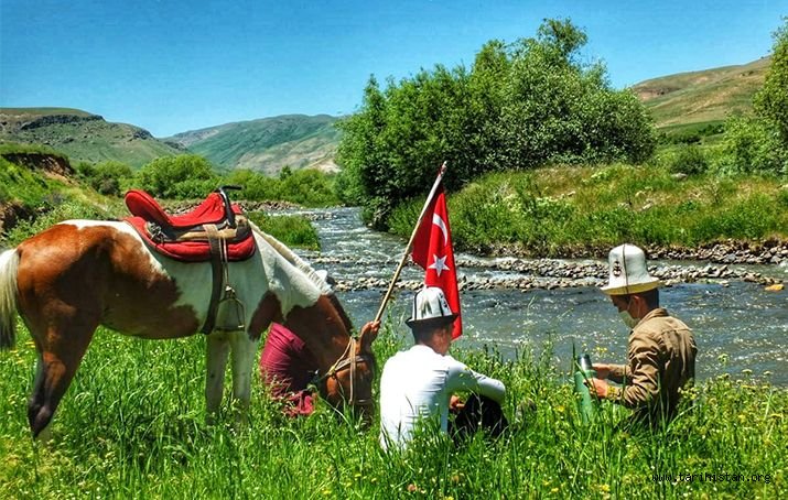 Ulupamir köyü sakinleri: Yeşil olmazsa at, at olmazsa Kırgız olmaz!